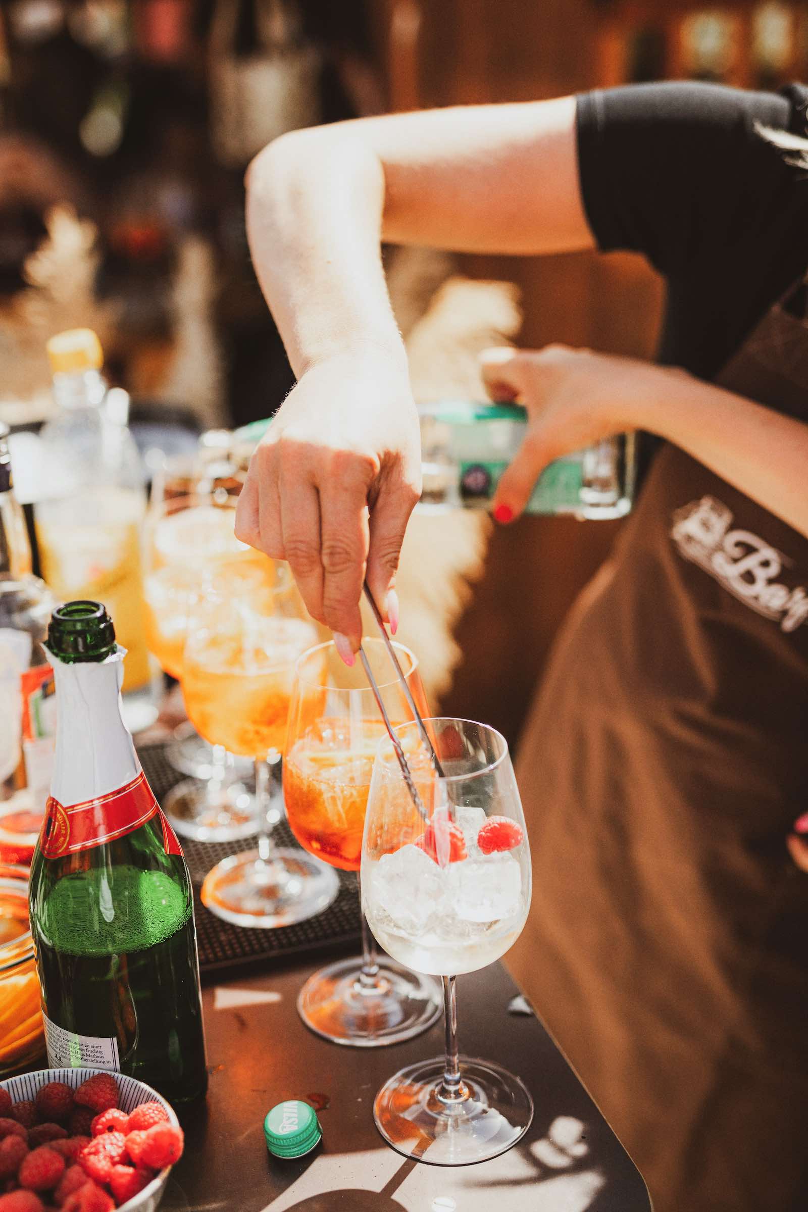 Mobile | Bar | Barkeeper | Cocktailservice | Sektbar | Cocktailbar | Cocktails | Sektempfang | Firmenevents | Servicekräfte | Privatfeiern | Hochzeit | Barformat | Buchen