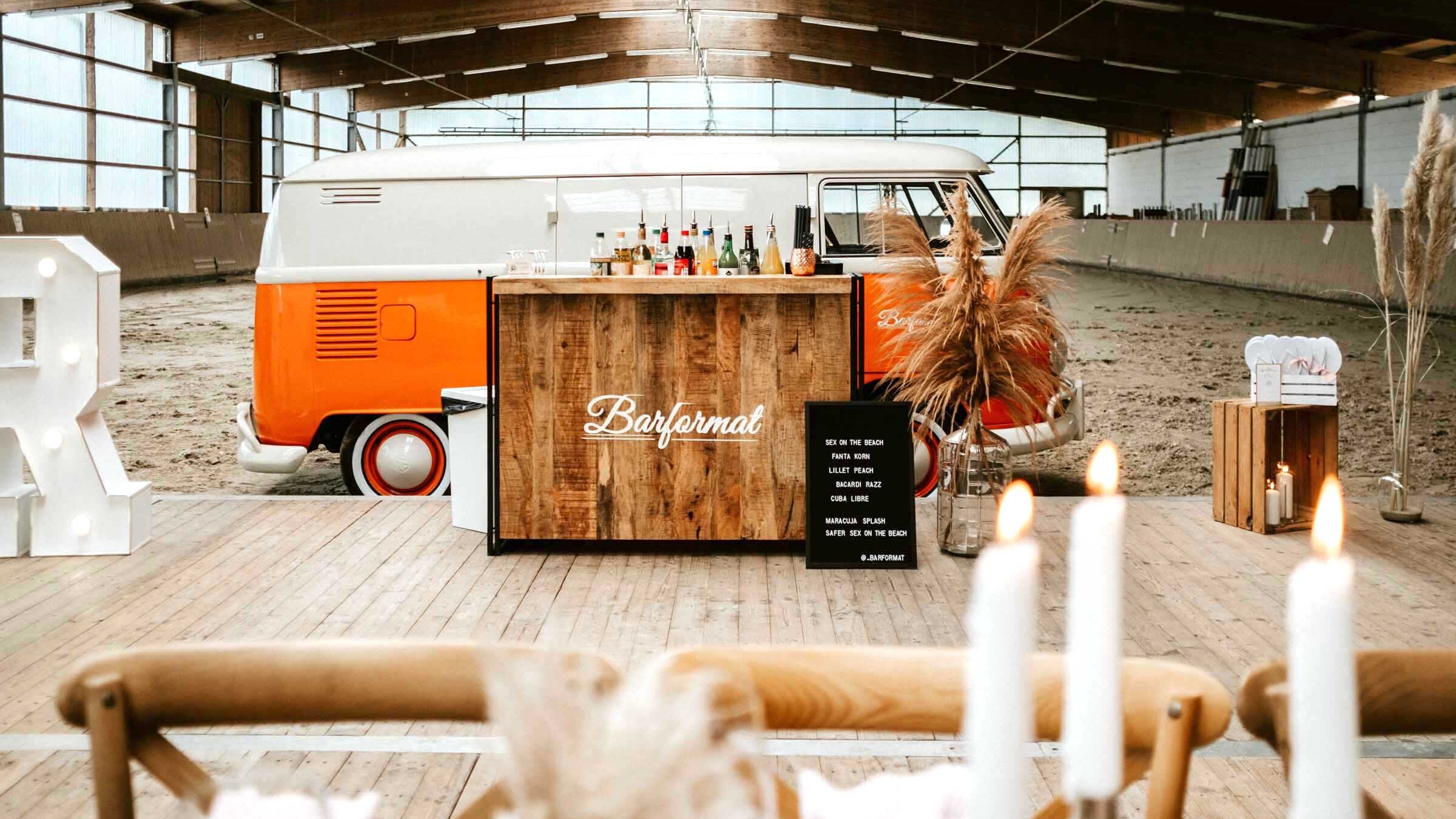 VW Bulli Bar von Barformat mit Barkeeper beim Event-Empfang in Hannover, mobiles Barcatering und Cocktailbar