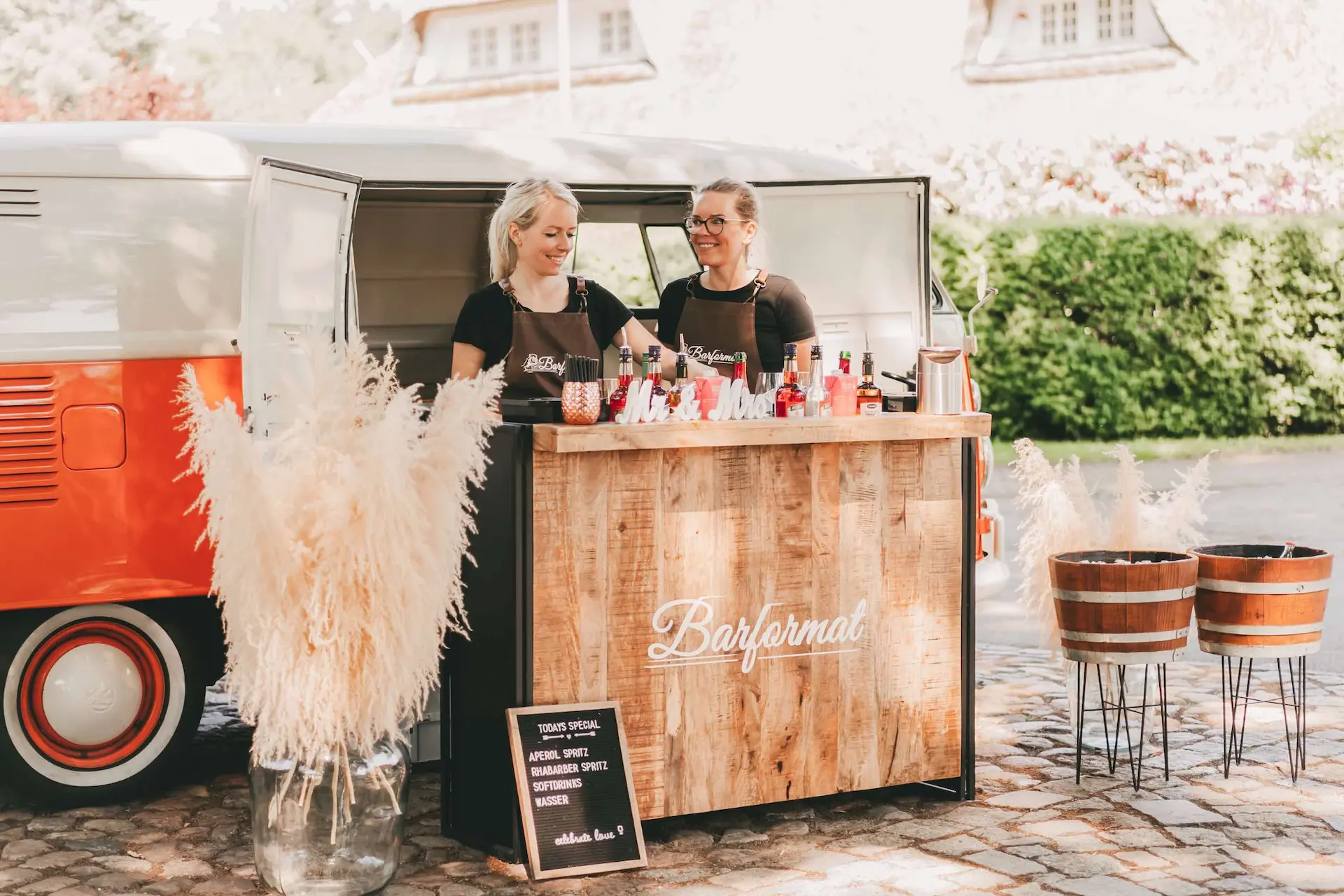 Mobile Cocktailbar von Barformat mit klassischem VW Bulli und professionellen Barkeeperinnen. Ideal f&uuml;r Hochzeiten, Firmenfeiern und Sektempf&auml;nge.
