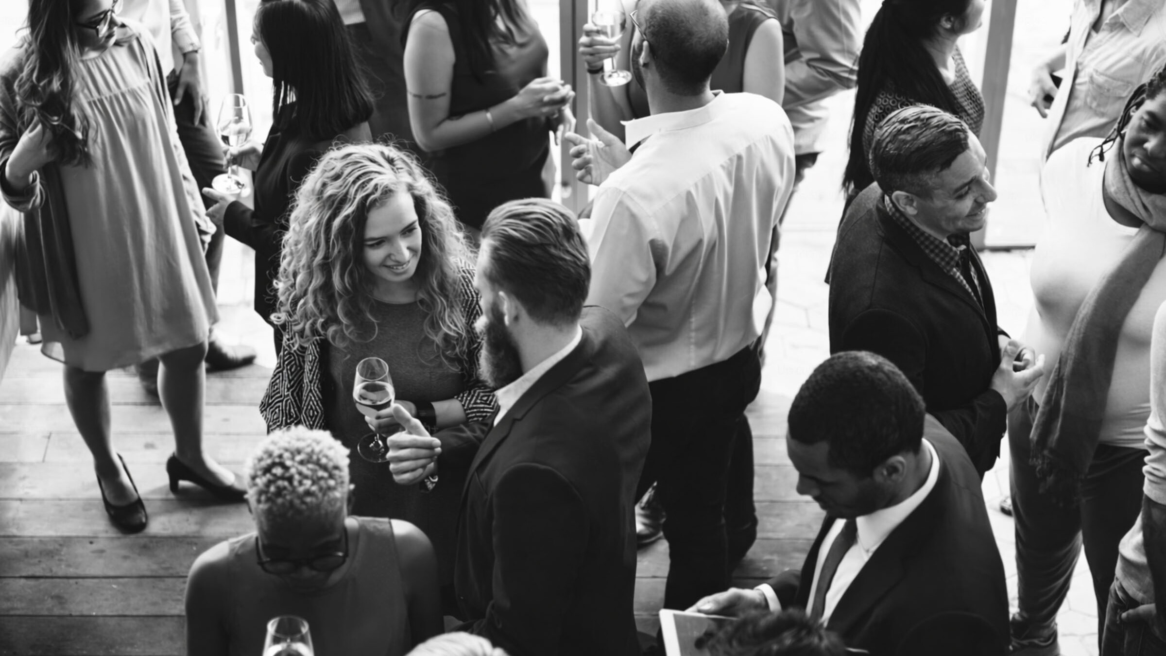 Networking Event mit Gästen und Drinks bei Firmenveranstaltung mit mobilem Barservice