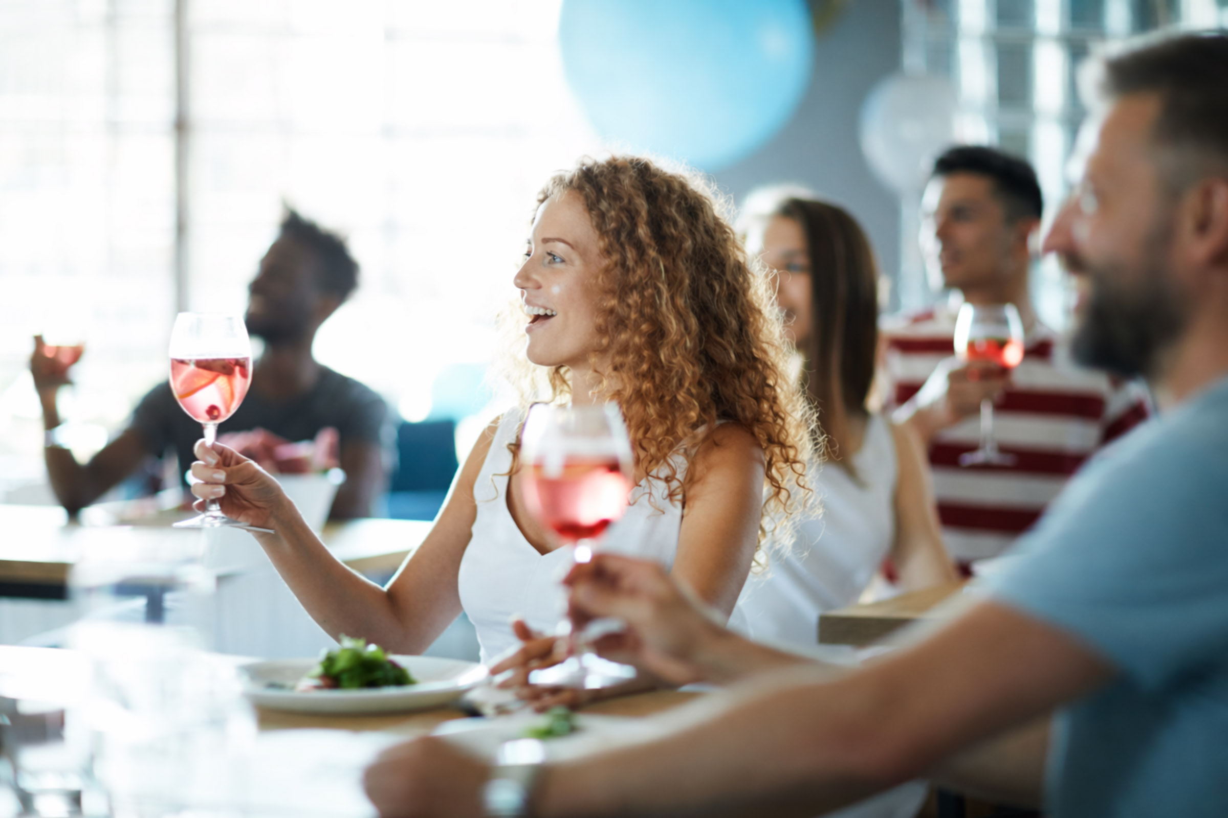 Gäste trinken Cocktails bei Firmenevent mit mobiler Cocktailbar und Barservice