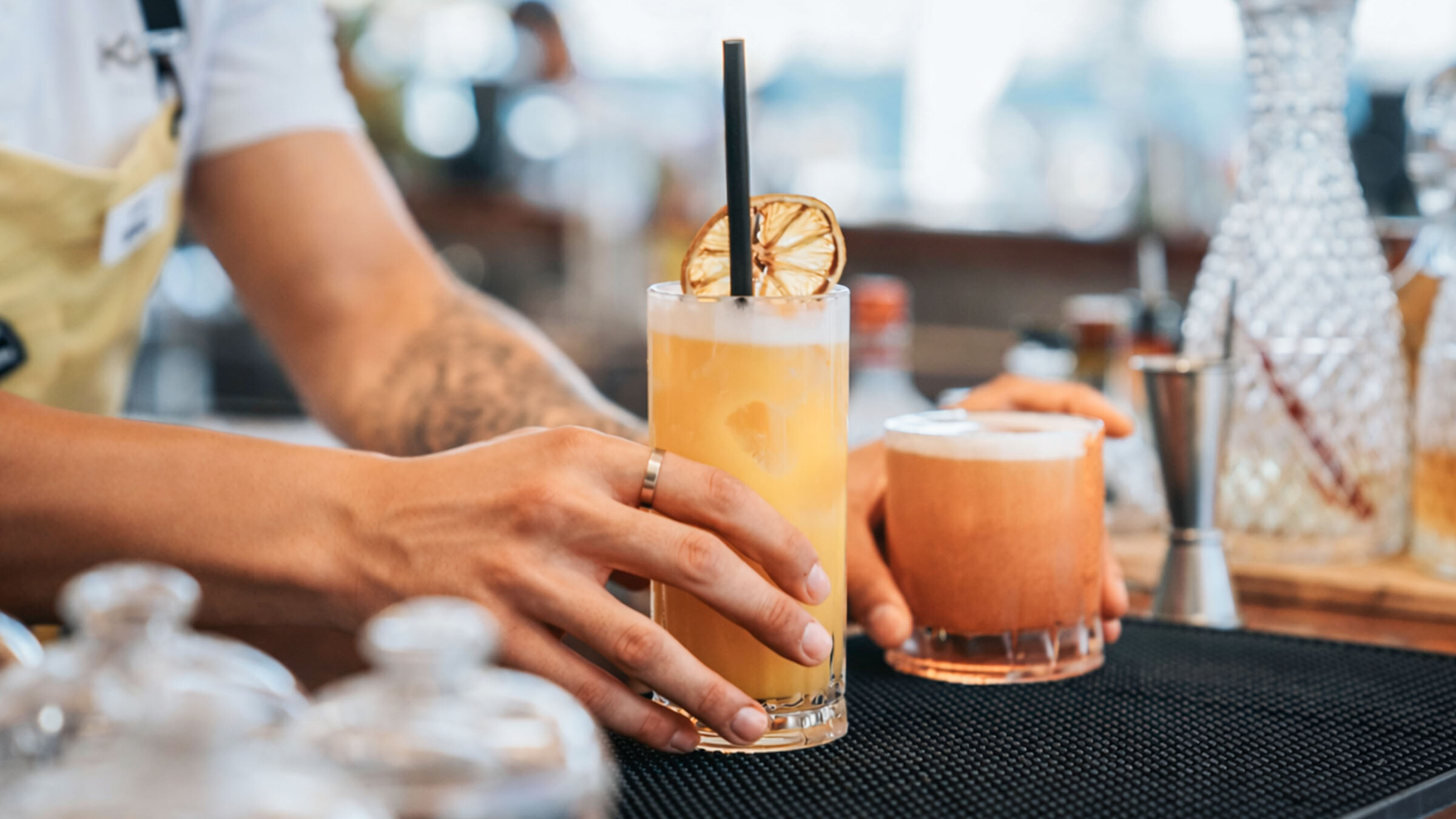 Barkeeper serviert Cocktails an mobiler Bar für Firmenevent